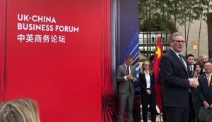 &Lambda;&omicron;&nu;&delta;ί&nu;&omicron; &kappa;&alpha;&iota; &Pi;&epsilon;&kappa;ί&nu;&omicron;: &eta; &delta;&iota;&pi;&lambda;&omega;&mu;&alpha;&tau;ί&alpha; &tau;&omega;&nu; &chi;&alpha;&mu;&eta;&lambda;ώ&nu; &pi;&rho;&omicron;&sigma;&delta;&omicron;&kappa;&iota;ώ&nu;