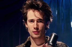 O τραγουδιστής Τζεφ Μπάκλεϊ. Γιος του Τιμ Μπάκλεϊ, ο οποίος τα τέλη του 1960 και τις αρχές του 1970, έγινε είδωλο μέσα από μια δυσανάλογα μεγάλη δισκογραφία την οποία πρόφτασε προτού βρεθεί νεκρός από υπερβολική δόση ναρκωτικών στα 28 του. Ο γιος, Τζεφ, που διέθετε τη φωνή του πατέρα του, μπήκε στη μουσική παράλληλα με το αμερικανικό μουσικό Σιάτλ, είχε στοιχεία του μουσικού κινήματος γκραντζ (Nirvana, Pearl Jam, Soundgarden, Mudhoney, Alice in Chains), δεν ανήκε πουθενά, έβγαλε ένα δίσκο και, θύμα μιας καταραμένης συγκυρίας, έχασε κι αυτός τη ζωή του στα 30 του: το 1997 πνίγηκε ενώ κολυμπούσε. Τριάντα χρόνια μετά, η μουσική και η ιστορία της ζωής του δημιούργησαν τον δικό του μύθο – τον μύθο που δανείζεται ο Πάολο Τζορντάνο για να δώσει κάποια από τα στοιχεία χαρακτήρα του μυθιστορηματικού ήρωά του.