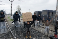T&alpha; &Mu;&Alpha;&Tau; &epsilon;&pi;ί &tau;&eta;&sigmaf; &kappa;&alpha;&tau;&epsilon;&iota;&lambda;&eta;&mu;&mu;έ&nu;&eta;&sigmaf; &sigma;&iota;&delta;&eta;&rho;&omicron;&delta;&rho;&omicron;&mu;&iota;&kappa;ή&sigmaf; &gamma;&rho;&alpha;&mu;&mu;ή&sigmaf; &sigma;&tau;&eta;&nu; &Epsilon;&iota;&delta;&omicron;&mu;έ&nu;&eta;, &mu;&pi;&rho;&omicron;&sigma;&tau;ά &sigma;&tau;&eta; &nu;&epsilon;&kappa;&rho;ή &zeta;ώ&nu;&eta; &pi;&omicron;&upsilon; &chi;&omega;&rho;ί&zeta;&epsilon;&iota; &tau;&eta;&nu; &Epsilon;&lambda;&lambda;ά&delta;&alpha; &alpha;&pi;ό &tau;&eta;&nu; &pi;&Gamma;&Delta; &tau;&eta;&sigmaf; &Mu;&alpha;&kappa;&epsilon;&delta;&omicron;&nu;ί&alpha;&sigmaf;, &epsilon;ί&nu;&alpha;&iota; &eta; &mu;ό&nu;&eta; &pi;&alpha;&rho;&omicron;&upsilon;&sigma;ί&alpha; &tau;&omicron;&upsilon; &kappa;&rho;ά&tau;&omicron;&upsilon;&sigmaf; &sigma;&epsilon; έ&nu;&alpha;&nu; &kappa;&alpha;&tau;&alpha;&upsilon;&lambda;&iota;&sigma;&mu;ό &pi;&omicron;&upsilon; &beta;&rho;ά&zeta;&epsilon;&iota; &alpha;&pi;ό &alpha;&gamma;&alpha;&nu;ά&kappa;&tau;&eta;&sigma;&eta;.