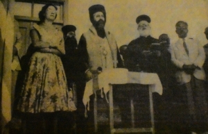 1955 ή 1956, Λευκωσία. O Ρόδης Ρούφος (δεξιά) σε τελετή της Κυπριακής Αρχιεπισκοπής, στην οποία χοροστατεί ο Μακάριος (δεύτερος από αριστερά).     