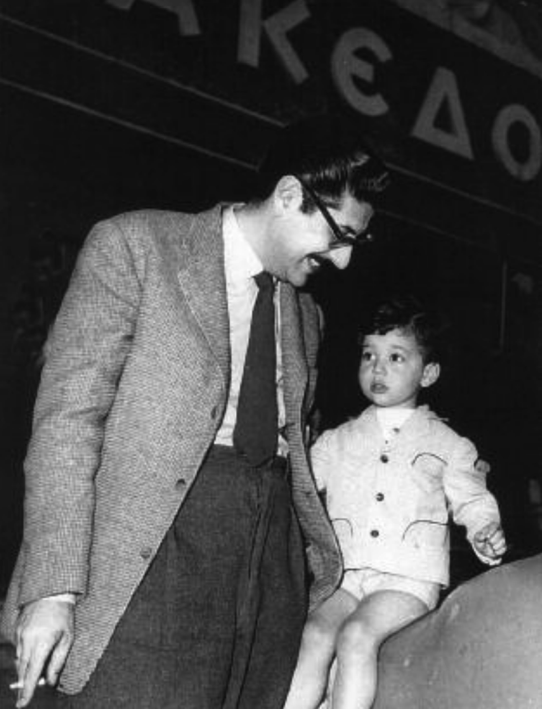  &Alpha;&rho;&chi;έ&sigmaf; &tau;&eta;&sigmaf; &delta;&epsilon;&kappa;&alpha;&epsilon;&tau;ί&alpha;&sigmaf; &tau;&omicron;&upsilon; 1960, έ&xi;&omega; &alpha;&pi;ό &tau;&alpha; &gamma;&rho;&alpha;&phi;&epsilon;ί&alpha; &tau;&eta;&sigmaf; &epsilon;&phi;&eta;&mu;&epsilon;&rho;ί&delta;&alpha;&sigmaf; &Mu;&alpha;&kappa;&epsilon;&delta;&omicron;&nu;ί&alpha; &kappa;&alpha;&iota; &tau;&omicron;&upsilon; &sigma;&upsilon;&gamma;&kappa;&rho;&omicron;&tau;ή&mu;&alpha;&tau;&omicron;&sigmaf; &Tau;ύ&pi;&omicron;&upsilon; &Beta;&epsilon;&lambda;&lambda;ί&delta;&eta;. &Omicron; &Mu;&alpha;&nu;ό&lambda;&eta;&sigmaf; &Alpha;&nu;&alpha;&gamma;&nu;&omega;&sigma;&tau;ά&kappa;&eta;&sigmaf; &phi;&omega;&tau;&omicron;&gamma;&rho;&alpha;&phi;ί&zeta;&epsilon;&tau;&alpha;&iota; &mu;&epsilon; &tau;&omicron; &gamma;&iota;&omicron; &tau;&omicron;&upsilon;, &Alpha;&nu;έ&sigma;&tau;&eta;.