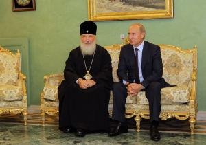 O ρώσος Πατριάρχης Κύριλλος και ο πρόεδρος Πούτιν, σε μια παλαιά συνάντησή τους, το 2010 (τότε, ο Πούτιν ήταν πρωθυπουργός). Σήμερα, και ο πολιτικός και ο θρησκευτικός ηγέτης της Ρωσίας χρησιμοποιούν την ιδεολογία του «ρωσικού κόσμου» ως κύρια δικαιολογία για την εισβολή στην Ουκρανία.     