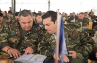 &Omicron;&kappa;&tau;ώ&beta;&rho;&iota;&omicron;&sigmaf; 2015. &Omicron; &Alpha;&lambda;έ&xi;&eta;&sigmaf; &Tau;&sigma;ί&pi;&rho;&alpha;&sigmaf; &kappa;&alpha;&iota; &omicron; &Pi;ά&nu;&omicron;&sigmaf; &Kappa;&alpha;&mu;&mu;έ&nu;&omicron;&sigmaf; &mu;&epsilon; &sigma;&tau;&omicron;&lambda;ή &pi;&alpha;&rho;&alpha;&lambda;&lambda;&alpha;&gamma;ή&sigmaf; &sigma;&tau;&eta; &sigma;&tau;&rho;&alpha;&tau;&iota;&omega;&tau;&iota;&kappa;ή ά&sigma;&kappa;&eta;&sigma;&eta; &Pi;&alpha;&rho;&mu;&epsilon;&nu;ί&omega;&nu;.