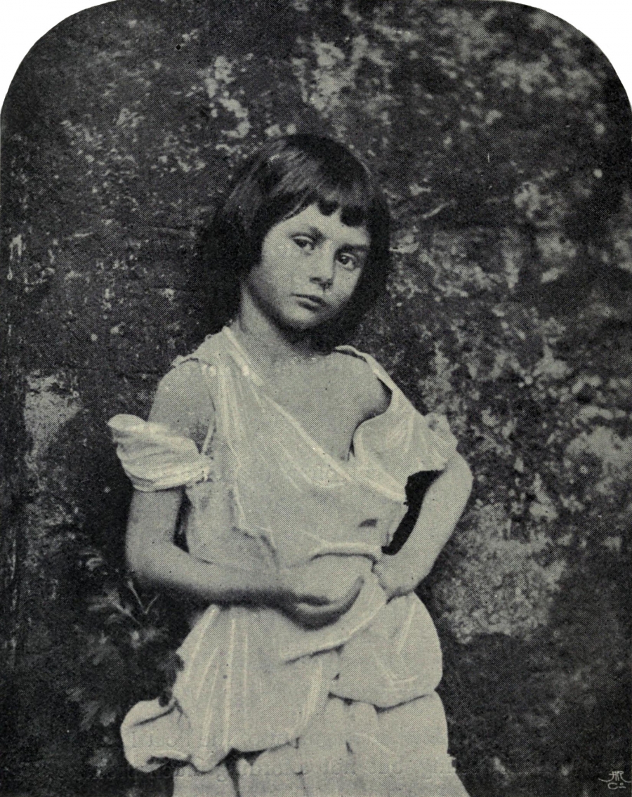 Το κορίτσι που ποτέ δεν μεγάλωσε. Η Αλίκη Λίντελ σε φωτογραφία που είχε τραβήξει ο Λιούις Κάρολ το 1858.