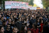 Η πολιτικοποίηση μιας νεότερης γενιάς, εξαιτίας της δολοφονίας του Αλέξη Γρηγορόπουλου, οδήγησε σε μια ανεξέλεγκτη ριζοσπαστικοποίηση. Στο στιγμιότυπο, από διαδήλωση στη Θεσσαλονίκη στην επέτειο της δολοφονίας του. 