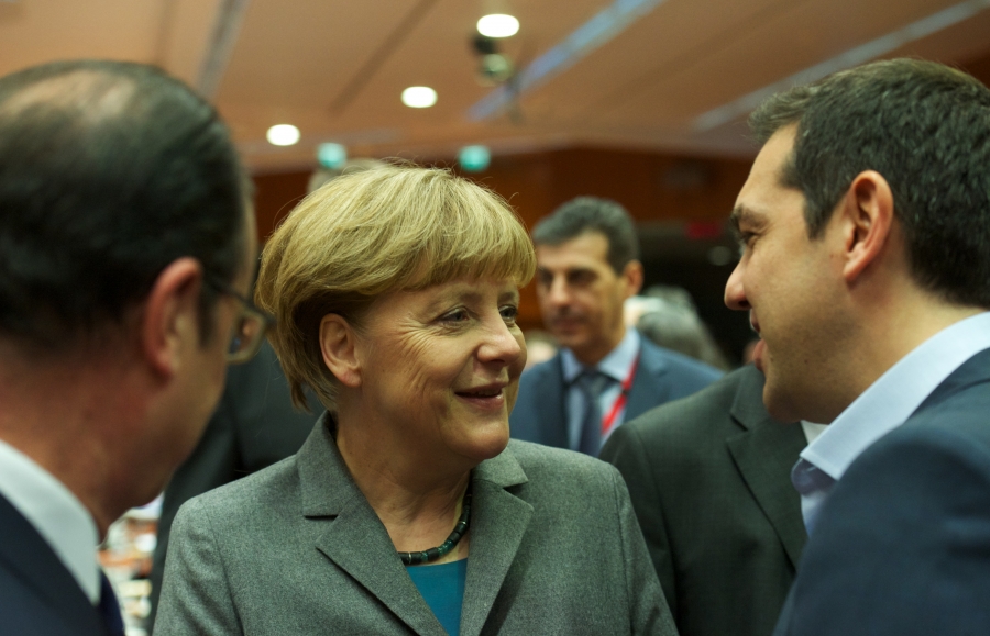 12 Φεβρουαρίου 2015, Βρυξέλλες. Η Άνγκελα Μέρκελ ανάμεσα στον Φρανσουά Ολάντ (αριστερά) και τον Αλέξη Τσίπρα, λίγο πριν ξεκινήσει το άτυπο συμβούλιο κορυφής της ΕΕ.