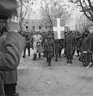 Γιάννινα, 1944. Ο ηγέτης του ΕΔΕΣ, στρατηγός Ναπολέων Ζέρβας, προσερχόμενος σε παρέλαση. Φωτογραφία του Κώστα Μπαλάφα.  