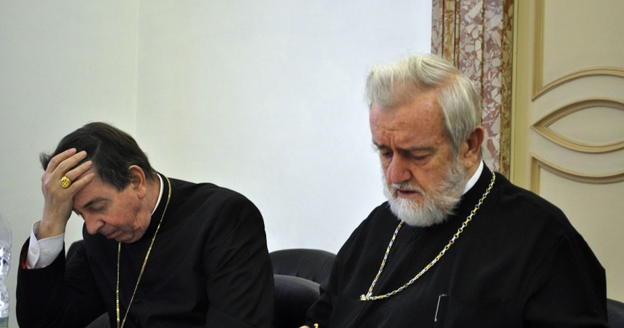 &Omicron; &Mu;&eta;&tau;&rho;&omicron;&pi;&omicron;&lambda;ί&tau;&eta;&sigmaf; &Pi;&epsilon;&rho;&gamma;ά&mu;&omicron;&upsilon; &Iota;&omega;ά&nu;&nu;&eta;&sigmaf; &Zeta;&eta;&zeta;&iota;&omicron;ύ&lambda;&alpha;&sigmaf; (&delta;&epsilon;&xi;&iota;ά) &sigma;&epsilon; &mu;&iota;&alpha; &epsilon;&kappa;&kappa;&lambda;&eta;&sigma;&iota;&alpha;&sigma;&tau;&iota;&kappa;ή &delta;&iota;ά&sigma;&kappa;&epsilon;&psi;&eta;. 