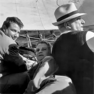 O Γ.Π. Σαββίδης, η Μαρώ Σεφέρη και ο Γιώργος Κατσίμπαλης, στο Αιγαίο, το καλοκαίρι του 1955, εν πλω από Πάτμο προς Λέρο. Τη φωτογραφία έχει τραβήξει ο Γιώργος Σεφέρης.