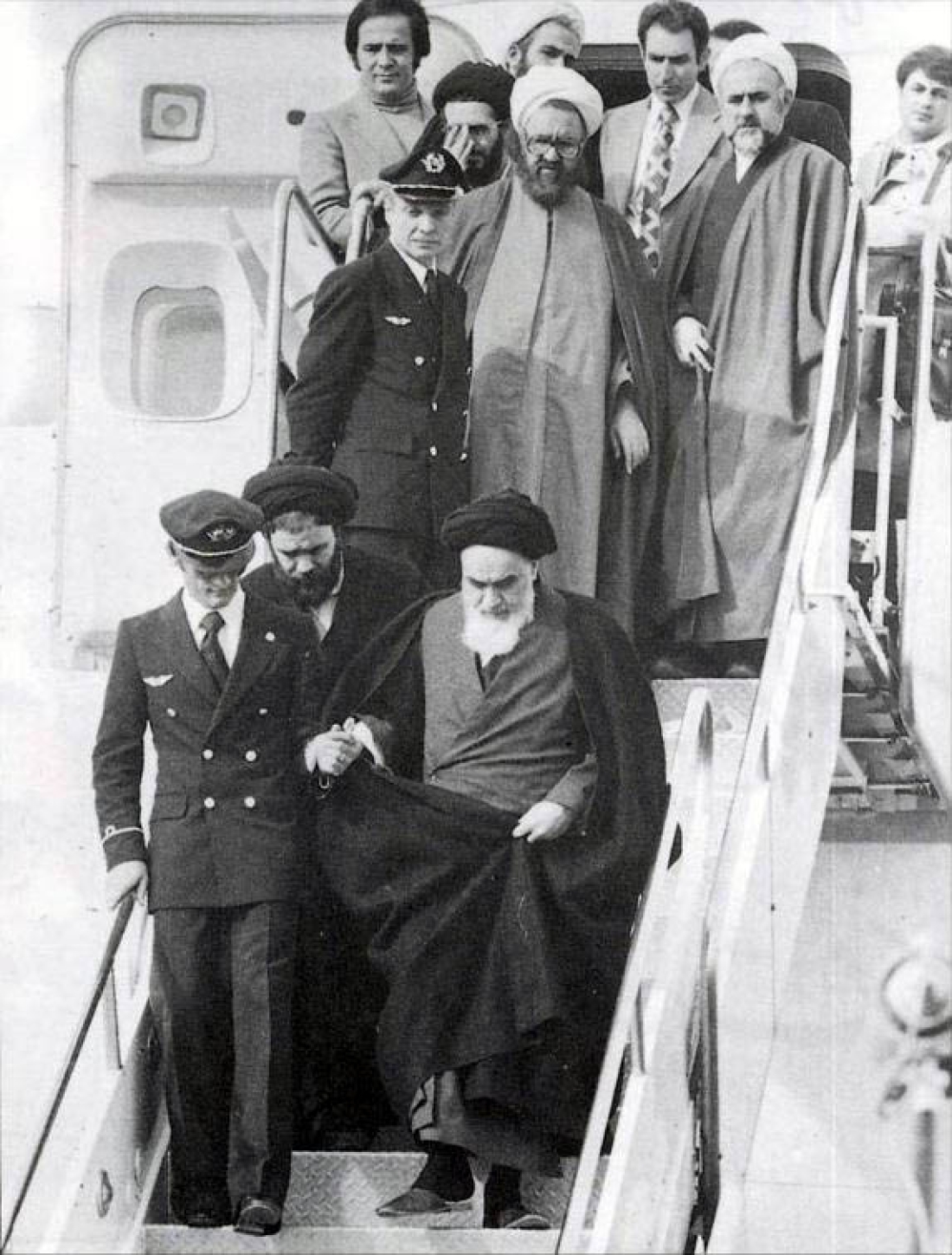 &Eta; &epsilon;&pi;&iota;&sigma;&tau;&rho;&omicron;&phi;ή &tau;&omicron;&upsilon; &Alpha;&gamma;&iota;&alpha;&tau;&omicron;&lambda;ά&chi; &Chi;&omicron;&mu;&epsilon;ϊ&nu;ί, &tau;&eta;&nu; 1&eta; &Phi;&epsilon;&beta;&rho;&omicron;&upsilon;&alpha;&rho;ί&omicron;&upsilon; 1979 &sigma;&tau;&omicron; &Iota;&rho;ά&nu;, &alpha;&pi;ό &tau;&eta;&nu; &epsilon;&xi;&omicron;&rho;ί&alpha; &tau;&omicron;&upsilon; &sigma;&tau;&eta; &Gamma;&alpha;&lambda;&lambda;ί&alpha;, &sigma;&eta;&mu;&alpha;&tau;&omicron;&delta;ό&tau;&eta;&sigma;&epsilon; &tau;&eta;&nu; &epsilon;&xi;έ&lambda;&iota;&xi;&eta; &tau;&omicron;&upsilon; &iota;&sigma;&lambda;&alpha;&mu;&iota;&sigma;&tau;&iota;&kappa;&omicron;ύ &rho;&iota;&zeta;&omicron;&sigma;&pi;&alpha;&sigma;&tau;&iota;&sigma;&mu;&omicron;ύ.  