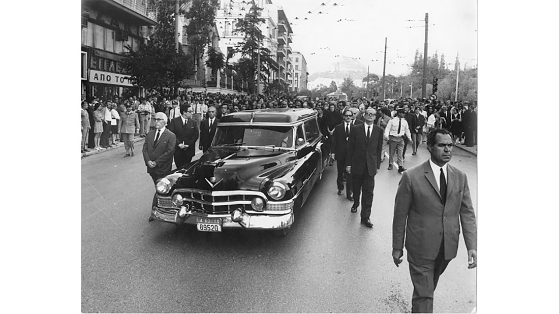 Αθήνα, 22 Σεπτεμβρίου 1971. H πρωτοφανούς μαζικότητας τα χρόνια της δικτατορίας πομπή με το φέρετρο του Γιώργου Σεφέρη, από την πλατεία Συντάγματος μέχρι το Α΄ Νεκροταφείο, εξελήφθη ως διαδήλωση κατά του ανελεύθερου καθεστώτος των συνταγματαρχών.  