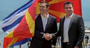 O έλληνας πρωθυπουργός Αλέξης Τσίπρας και ο ομόλογός του από την πΓΔ της Μακεδονίας, Ζόραν Ζάεφ, την ημέρα που υπογράφτηκε η συμφωνία των Πρεσπών.