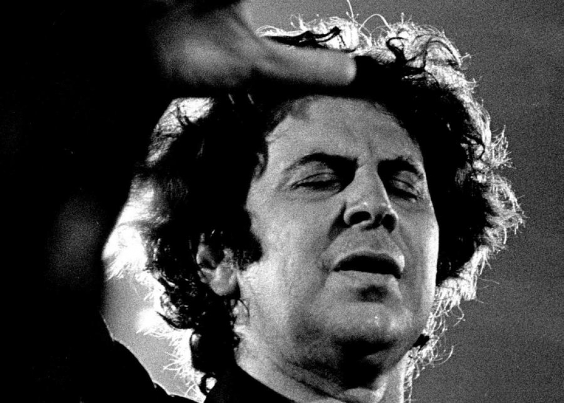 Ο Μίκης Θεοδωράκης, ενώ διευθύνει την ορχήστρα σε μια από τις μεγάλες συναυλίες του στην Ευρώπη, εν μέσω δικτατορίας, το 1971.
