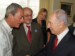 2008, Νέα Υόρκη. Ο Σαλμάν Ρούσντι (δεύτερος από αριστερά), μαζί με τον Πολ Όστερ, συναντώνται με τον τότε ισραηλινό πρόεδρο Σιμόν Πέρες.
