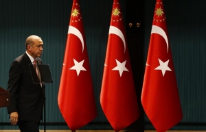 Άγκυρα, Τουρκία, 20 Ιουλίου 2016. Ο πρόεδρος Ερντογάν έχει ολοκληρώσει συνέντευξη Τύπου και ετοιμάζεται να κατευθυνθεί στα ενδότερα του κυβερνητικού μεγάρου, προκειμένου να συμμετάσχει σε σύσκεψη για την ασφάλεια.  