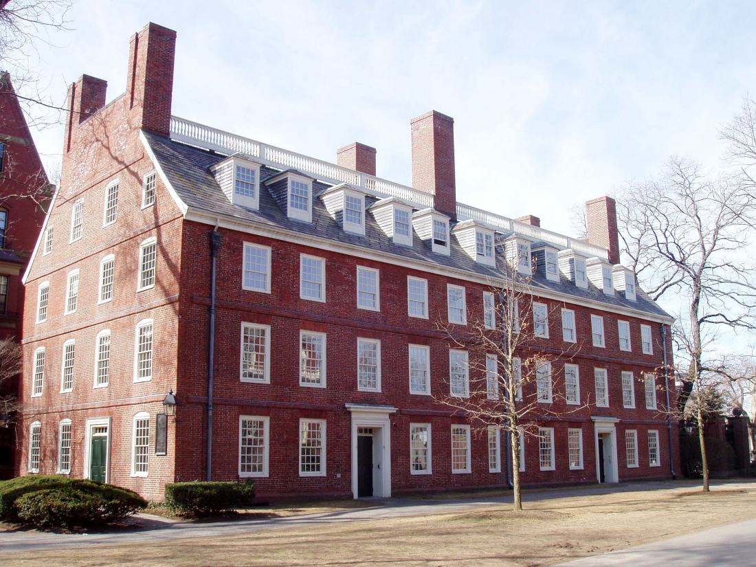 Το Massachusetts Hall, το παλιότερο κτίριο του Χάρβαρντ, που εγκαινιάστηκε το 1720. Ο Ντόναλντ ΤΡαμπ, με τις επιλογές του, μπορεί να πλήξει σοβαρά το κορυφαίο πανεπιστημιακό ίδρυμα αλλά και την έρευνα και την καινοτομία, στην οποία η Αμερική έχει τα πρωτεία. Το Massachusetts Hall, το παλιότερο κτίριο του Χάρβαρντ, που εγκαινιάστηκε το 1720. Ο Ντόναλντ ΤΡαμπ, με τις επιλογές του, μπορεί να πλήξει σοβαρά το κορυφαίο πανεπιστημιακό ίδρυμα αλλά και την έρευνα και την καινοτομία, στην οποία η Αμερική έχει τα πρωτεία.