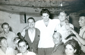 1964, Ηράκλειο. Με τους Κρήτες φοιτητές στην ταβέρνα του Λυγερού.