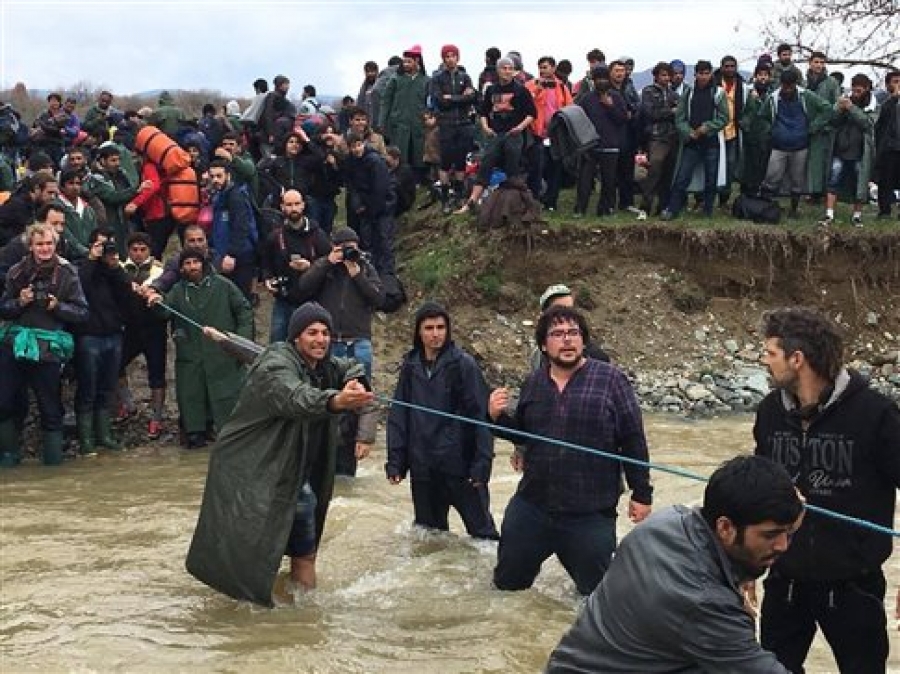 Ειδομένη, Κιλκίς, Δευτέρα 14 Μαρτίου 2016. Πρόσφυγες υποβοηθούμενοι από «αλληλέγγυους» (σύμφωνα με τον όρο που χρησιμοποιεί ο Γιώργος Κυρίτσης) επιχειρούν να διαβούν παραπόταμο του Αξιού και να εισέλθουν στην πΓΔ της Μακεδονίας. 