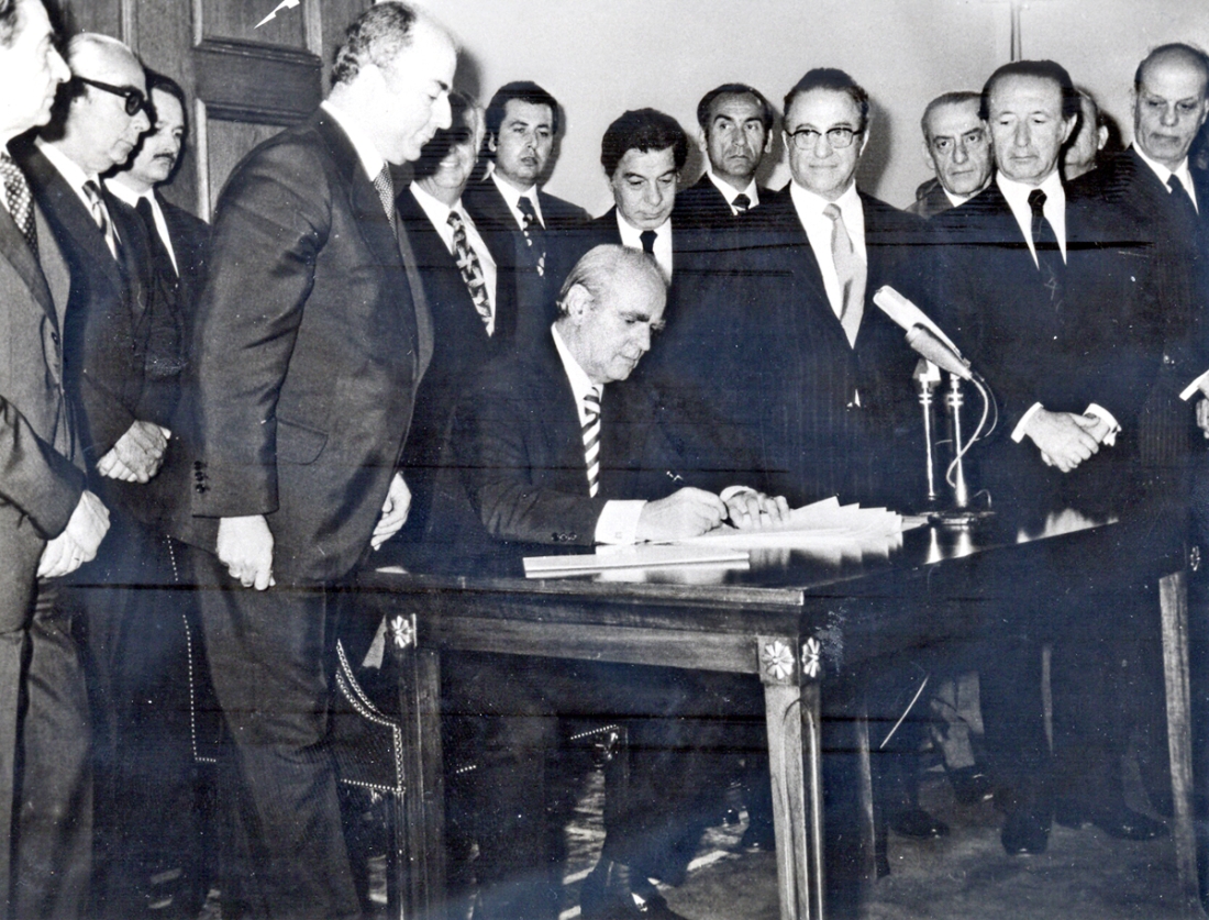 Ιούνιος 1975. Ο πρωθυπουργός Κωνσταντίνος Καραμανλής υπογράφει το νέο Σύνταγμα, τον καταστατικό χάρτη της δημοκρατικής Μεταπολίτευσης, που συνέδεσε την Ελλάδα με την Ευρώπη.