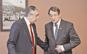 Μουσταφά Ακιντζί και Νίκος Αναστασιάδης. Απέτυχαν να οδηγήσουν ώς το τέλος βιώσιμη λύση για μια ενιαία Κύπρο.