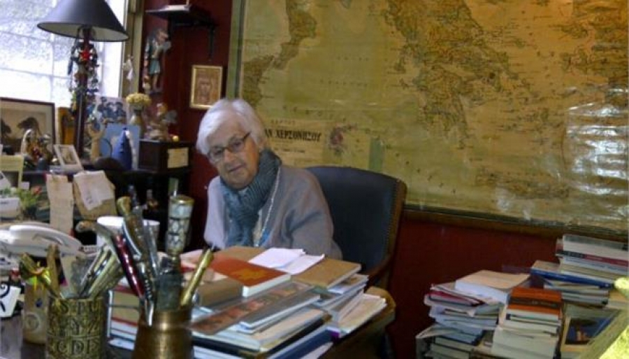 &Eta; &Mu;ά&nu;&iota;&alpha; &Kappa;&alpha;&rho;&alpha;ϊ&tau;ί&delta;&eta;, &sigma;&tau;&omicron; &gamma;&rho;&alpha;&phi;&epsilon;ί&omicron; &tau;&eta;&sigmaf;, &sigma;&tau;&eta;&nu; &omicron;&delta;ό &Sigma;ό&lambda;&omega;&nu;&omicron;&sigmaf;, &tau;&omicron; 2012.