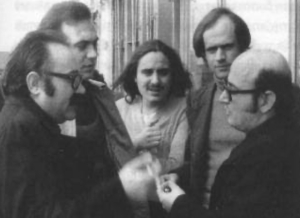 Τα μέλη της Κινηματογραφικής Λέσχης (από αριστερά) Μάκης Τρικούκης, Μπάμπης Καλλιπολίτης, Βαγγέλης Καργούδης και Τάσος Ψαρράς μιλούν με τον σκηνοθέτη Θόδωρο Αγγελόπουλο, μετά τη ματαίωση προβολής ταινίας του στη Θεσσαλονίκη ύστερα από χουντική παρέμβαση. Από το βιβλίο του Χρίστου Ζαφείρη, «”αντεθνικώς δρώντες” 1971-1974. Η Θεσσαλονίκη στα χρόνια της χούντας και η εξέγερση του Πολυτεχνείου της».