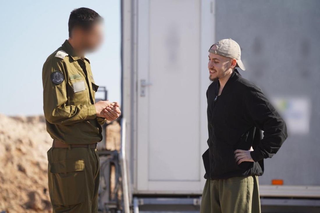 13 Οκτωβρίου 2025. Ένας από τους ομήρους που επέστρεψε στο Ισραήλ, αδυνατισμένος αλλά χαμογελαστός, συνομιλεί με έναν στρατιώτη.