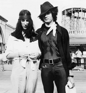 1 Σεπτεμβρίου 1969, Coney Island. H Πάτι Σμιθ φωτογραφίζεται μαζί με τον αγαπημένο της Ρόμπερτ Μέιπλθορπ. 