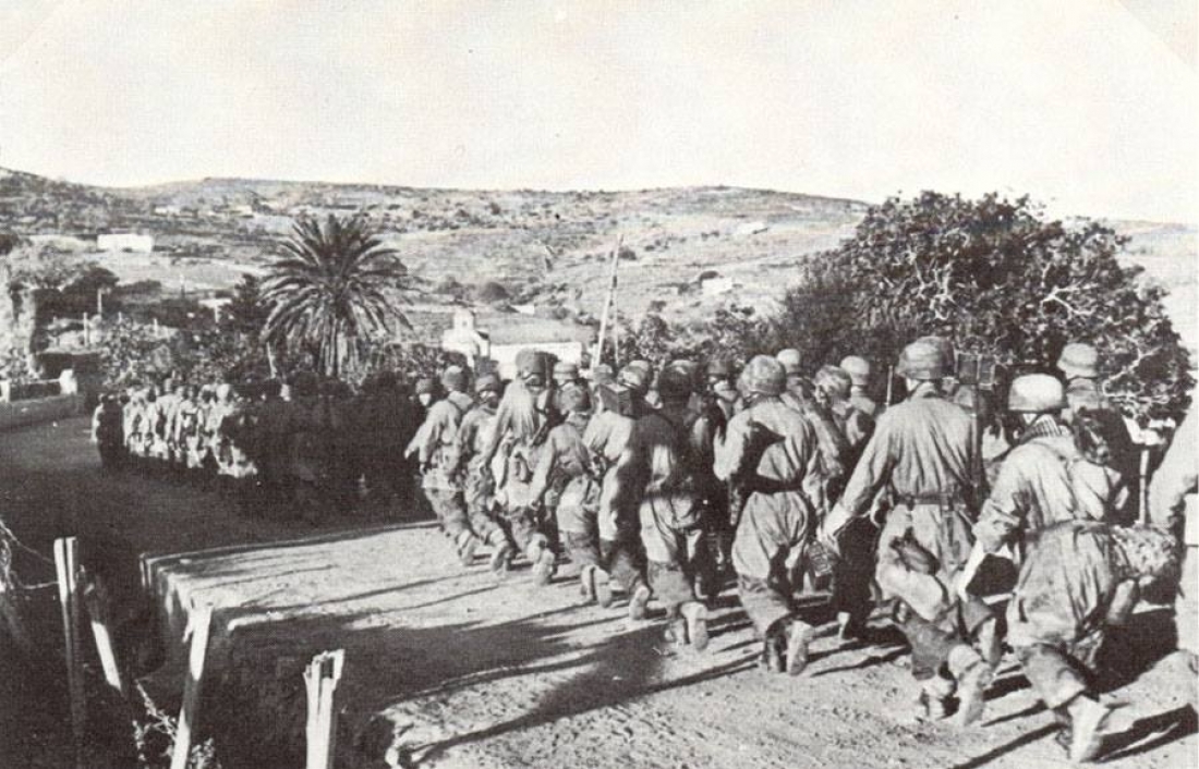 Νοέμβριος 1943. Λέρος. Ιταλικά στρατεύματα αναπτύσσονται για να αποκρούσουν επίθεση του γερμανικού στρατού. Η ιταλοκρατία στη Λέρο κράτησε 31 χρόνια, από το 1912, όταν οι Ιταλοί κατέλαβαν τα Δωδεκάνησα (πλην Καστελόριζου) στον νικηφόρο γι’ αυτούς ιταλοτουρκικό πόλεμο. Ο Μουσολίνι προσπάθησε να ιταλοποιήσει το νησί κάνοντας την εκμάθηση της ιταλικής υποχρεωτική, δίνοντας κίνητρα στους ντόπιους να αποκτήσουν την ιταλική υπηκοότητα και καταργώντας ελληνικά ιδρύματα, ενώ έγινε οργανωμένος εποικισμός και φτιάχτηκαν υποδομές, αμυντικές οχυρώσεις και μια ολόκληρη πόλη, το Portolago, σημερινό Λακκί. Τον Σεπτέμβριο του 1943, όταν η Ιταλία αποχώρησε από τον πόλεμο, τα ιταλικά στρατεύματα στη Λέρο προσχώρησαν  στους συμμάχους, δέχτηκαν όμως επίθεση από τους Γερμανούς που, στις 16 Νοεμβρίου 1943, κατέλαβαν το νησί και το κράτησαν ώς το τέλος του πολέμου. Στην Ελλάδα αποδόθηκε στις 8 Μαρτίου 1948, μαζί με τα υπόλοιπα Δωδεκάνησα.  