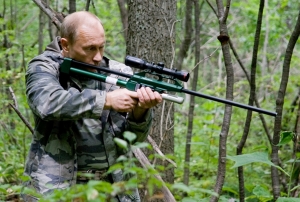 Ο Βλάντιμιρ Πούτιν κυνηγάει με βέλη που περιέχουν αναισθητικό μια τίγρη σε ζωολογικό κήπο τον Αύγουστο του 2008.