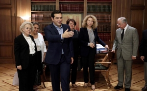 Πέμπτη 6 Οκτωβρίου, Μέγαρο Μαξίμου, Αθήνα. Φωτογραφικό στιγμιότυπο από τη συνάντηση του πρωθυπουργού Αλέξη Τσίπρα με τους εκπροσώπους των ανώτατων δικαστικών αρχών. Από αριστερά: Βασιλική Θάνου (πρόεδρος του Αρείου Πάγου), Ξένη Δημητρίου (εισαγγελέας του Αρείου Πάγου), Ανδρονίκη Θεοτοκάτου (πρόεδρος Ελεγκτικού Συνεδρίου) και Νίκος Σακελλαρίου (πρόεδρος του Συμβουλίου της Επικρατείας).  