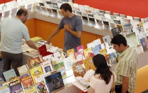 &Tau;&rho;&alpha;&pi;&epsilon;&zeta;ά&kappa;&iota; &mu;&epsilon; &beta;&iota;&beta;&lambda;ί&alpha; &gamma;&iota;&alpha; &epsilon;&pi;&iota;&sigma;&kappa;έ&pi;&tau;&epsilon;&sigmaf;, &sigma;&tau;&eta;&nu; Έ&kappa;&theta;&epsilon;&sigma;&eta; &Beta;&iota;&beta;&lambda;ί&omicron;&upsilon; &Theta;&epsilon;&sigma;&sigma;&alpha;&lambda;&omicron;&nu;ί&kappa;&eta;&sigmaf;, &pi;&omicron;&upsilon; &pi;&alpha;&rho;ά &tau;&iota;&sigmaf; &phi;&iota;&lambda;&omicron;&delta;&omicron;&xi;ί&epsilon;&sigmaf; &tau;&eta;&sigmaf; &pi;&alpha;&rho;&alpha;&mu;έ&nu;&epsilon;&iota; έ&nu;&alpha; &epsilon;&sigma;&omega;&sigma;&tau;&rho;&epsilon;&phi;έ&sigmaf; &chi;&omega;&rho;ί&sigmaf; &epsilon;&mu;&beta;έ&lambda;&epsilon;&iota;&alpha; &kappa;&alpha;&iota; &delta;&iota;&epsilon;&theta;&nu;ή &alpha;&pi;ή&chi;&eta;&sigma;&eta; &pi;&alpha;&nu;&eta;&gamma;ύ&rho;&iota;.