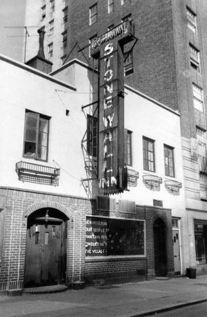Το γκέι μπαρ Stonewall Inn, το 1969. Η επιγραφή στο παράθυρο αναφέρει: «Εμείς οι ομοφυλόφιλοι παρακαλούμε τους ανθρώπους μας να βοηθήσουν να διατηρηθεί η ειρηνική και ήρεμη συμπεριφορά στους δρόμους του Village. Κοινότητα Mattachine». Tι ακριβώς είχε προηγηθεί; Όταν τα ξημερώματα της 28ης Ιουνίου 1969 η αστυνομία επέδραμε στο μπαρ που βρισκόταν στο Γκρίνουιτς Βίλατζ, γειτονιά του Μανχάταν της Νέας Υόρκης, η απάντηση ήταν μια σειρά από αυθόρμητες, βίαιες διαδηλώσεις από τα μέλη της ΛΟΑΤΚΙ κοινότητας. Αυτές οι διαδηλώσεις θεωρούνται το πιο σημαντικό γεγονός και, πάντως, το έναυσμα που οδήγησε στο απελευθερωτικό κίνημα των γκέι. Τα Pride έρχονται να τιμήσουν εκείνη την εξέγερση. 