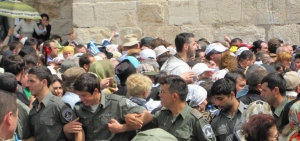 Ιερουσαλήμ. Η απίστευτη κοσμοσυρροή στο ναό του θαύματος το Μ. Σάββατο το πρωί υποχρεώνει την ισραηλινή αστυνομία να λαμβάνει μέτρα ασφαλείας: οι μπάρες και τα σημεία ελέγχου, όμως, αφήνουν εκτός του ναού τους ίδιους τους ορθόδοξους της Παλιάς Πόλης της Ιερουσαλήμ, αλλά και εκείνους των γειτονικών πόλεων και περιοχών, της Βηθλεέμ, της Βετζάλα, της Γαλιλαίας, που δεν έχουν την τύχη να πάρουν από τη διοίκηση του Πατριαρχείου το περιπόθητο laissez passer.