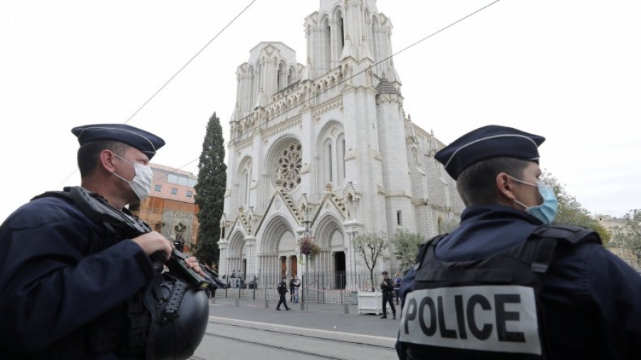 Νις, Γαλλία, 30 Οκτωβρίου 2020. Αστυνομικοί έξω από την εκκλησία όπου μετανάστης από την Τυνησία, 21 χρόνων, φωνάζοντας &quot;Αλλάχ ακμπάρ&quot;, δολοφόνησε τρεις ανθρώπους.
