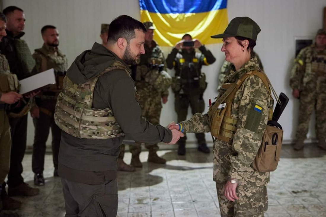 29 Μαΐου 2022. Ο πρόεδρος της Ουκρανίας Βολοντίμιρ Ζελένσκι επισκέπτεται ουκρανούς μαχητές στο Χάρκοβο, απ&#039; όπου ανήγγειλε την αντεπίθεση για την εκδίωξη των Ρώσων που κατέχουν εδάφη της χώρας του. Όσο κι αν η προπαγάνδα του καθεστώτος Πούτιν προσπαθούσε να τρομάξει και τους Ουκρανούς και τους πολίτες παγκοσμίως (και τους Έλληνες) πότε με διάφορα «υπερόπλα», πότε με τον «δεύτερο καλύτερο στρατό του κόσμου», η ουσία είναι πώς έφτασε ο τέταρτος μήνας πολέμου με την Ουκρανία και ας το παραδεχτούμε: τα πράγματα δεν είναι όπως μας τα παρουσίαζε η προπαγανδιστική μηχανή του Κρεμλίνου. 
