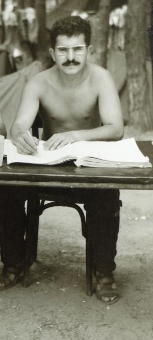 Ο Μίμης Ανδρουλάκης την εποχή της υποχρεωτικής στράτευσής του από τη χούντα. Εικόνα από το οπισθόφυλλο του βιβλίου του, Πριν σβήσουν τα φώτα.  