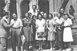 1946. Μεταξύ άλλων, ο Μάνος Χατζιδάκις (δεύτερος από αριστερά), η ηθοποιός Αλέκα Παΐζη και όρθιος επάνω ο Γιώργος Σεβαστίκογλου.