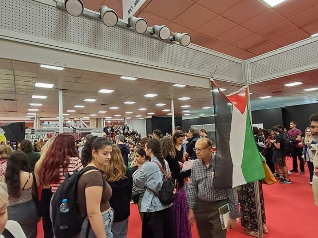Διαδηλωτές εισέβαλαν στην Έκθεση Βιβλίου της Θεσσαλονίκης και διέκοψαν συζήτηση για την ισραηλινή λογοτεχνία.