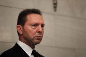 &Omicron; &delta;&iota;&omicron;&iota;&kappa;&eta;&tau;ή&sigmaf; &tau;&eta;&sigmaf; &Tau;&rho;&alpha;&pi;έ&zeta;&eta;&sigmaf; &tau;&eta;&sigmaf; &Epsilon;&lambda;&lambda;ά&delta;&omicron;&sigmaf;, &Gamma;&iota;ά&nu;&nu;&eta;&sigmaf; &Sigma;&tau;&omicron;&upsilon;&rho;&nu;ά&rho;&alpha;&sigmaf;. 