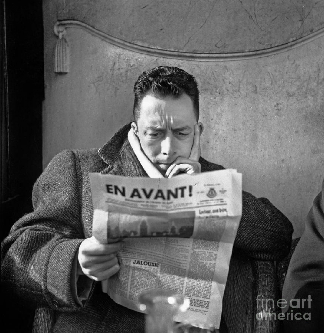 O Αλμπέρ Καμύ το 1945, διαβάζοντας την εφημερίδα El Avant! 