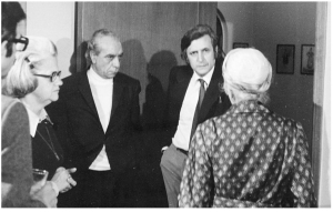 1975. Ο Στρατής Τσίρκας και ο Αλέξανδρος Κοτζιάς συνομιλούν με τη Μαρώ Σεφέρη (με γυρισμένη την πλάτη), στο σπίτι της Αριέττας Ρούφου, το 1975.  