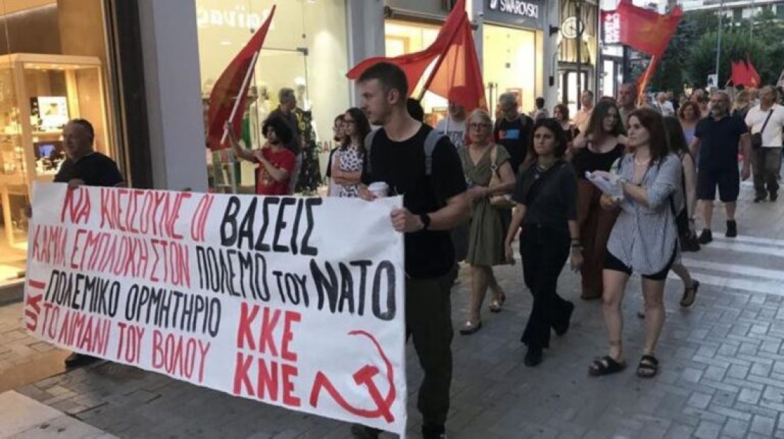 Συγκέντρωση του ΚΚΕ, στο Βόλο. Με τα ίδια πανό και τα ίδια συνθήματα του 1974, το ΚΚΕ είναι η πιο καθυστερημένη ατραξιόν της Μεταπολίτευσης.