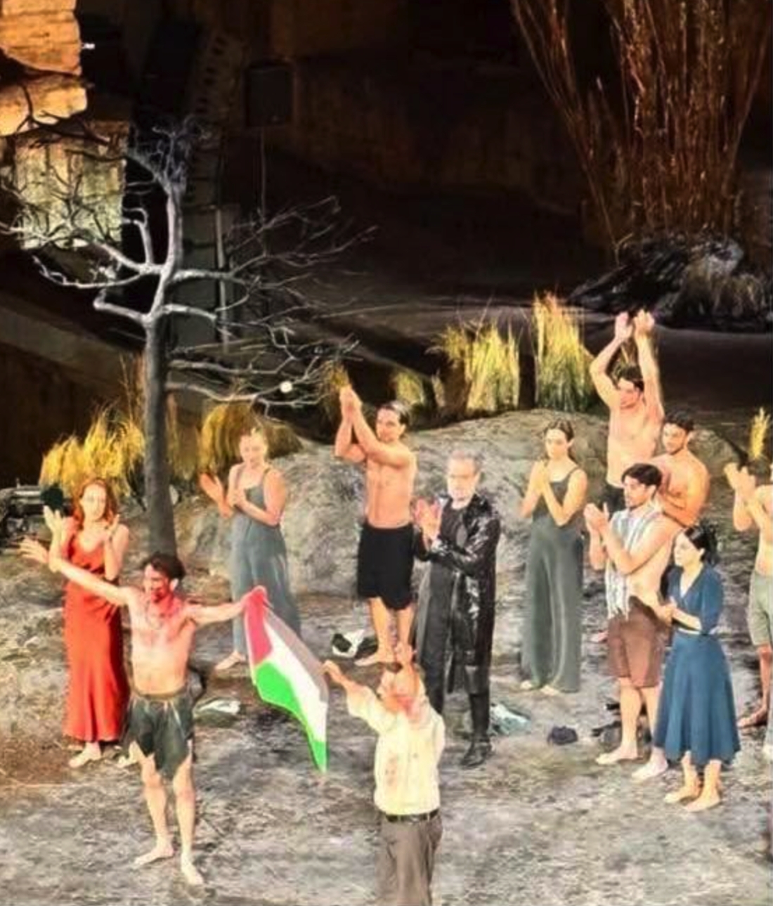 &Eta;&rho;ώ&delta;&epsilon;&iota;&omicron;, &sigma;&tau;&omicron; &tau;έ&lambda;&omicron;&sigmaf; &tau;&eta;&sigmaf; &pi;&alpha;&rho;ά&sigma;&tau;&alpha;&sigma;&eta;&sigmaf; &mu;&epsilon; &tau;&omicron;&nu; &Iota;&pi;&pi;ό&lambda;&upsilon;&tau;&omicron; &tau;&omicron;&upsilon; &Epsilon;&upsilon;&rho;&iota;&pi;ί&delta;&eta; &sigma;&epsilon; &sigma;&kappa;&eta;&nu;&omicron;&theta;&epsilon;&sigma;ί&alpha; &tau;&eta;&sigmaf; &delta;&iota;&epsilon;&upsilon;&theta;ύ&nu;&tau;&rho;&iota;&alpha;&sigmaf; &tau;&omicron;&upsilon; &Phi;&epsilon;&sigma;&tau;&iota;&beta;ά&lambda; &Alpha;&theta;&eta;&nu;ώ&nu;, &Kappa;&alpha;&tau;&epsilon;&rho;ί&nu;&alpha;&sigmaf; &Epsilon;&upsilon;&alpha;&gamma;&gamma;&epsilon;&lambda;ά&tau;&omicron;&upsilon;. &Omicron;&iota; &eta;&theta;&omicron;&pi;&omicron;&iota;&omicron;ί &Omicron;&rho;έ&sigma;&tau;&eta;&sigmaf; &Chi;&alpha;&lambda;&kappa;&iota;ά&sigmaf; &kappa;&alpha;&iota; &Gamma;&iota;ά&nu;&nu;&eta;&sigmaf; &Tau;&sigma;&omicron;&rho;&tau;έ&kappa;&eta;&sigmaf; &kappa;&rho;&alpha;&tau;&omicron;ύ&nu; &mu;&iota;&alpha; &sigma;&eta;&mu;&alpha;ί&alpha; &tau;&eta;&sigmaf; &Pi;&alpha;&lambda;&alpha;&iota;&sigma;&tau;ί&nu;&eta;&sigmaf;.