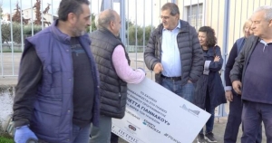 Ο δήμαρχος Πατρέων Κώστας Πελετίδης ξηλώνει πινακίδα από σχολείο της περιοχής του, επειδή έκανε αναφορά στη χρηματοδότηση επισκευών του σχολείου από τις τράπεζες.