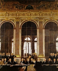 Ζωγραφική απεικόνιση από τον William Orpen (1878–1931) της υπογραφής της Συνθήκης των Βερσαλλιών (28 Ιουνίου 1919), με την οποία δόθηκε τέλος στον Α’ Παγκόσμιο Πόλεμο. Αναπαρίσταται η μεγάλη Αίθουσα των Καθρεπτών και τα κεφάλια των ευρωπαίων ηγετών ενώ συσκέπτονται. Μπροστά: ο Dr. Johannes Bell (Γερμανία) υπογράφει μαζί με τον Herr Hermann Müller. Μεσαία σειρά, καθιστοί, από αριστερά: Στρατηγός Tasker H. Bliss, Συνταγματάρχης E.M. House, Henry White, Robert Lansing, ο πρόεδρος Γούντροου Γουίλσον (ΗΠΑ), ο Ζωρζ Κλεμανσώ (Γαλλία), D. Lloyd George, A. Bonar Law, Arthur J. Balfour, Viscount Milner, G.N. Barnes (Μεγάλη Βρετανία), Μαρκήσιος Σαγιόνζι (Ιαπωνία). Πίσω σειρά, από αριστερά: Ελευθέριος Βενιζέλος (Ελλάδα), Dr. Affonso Costa (Πορτογαλία), Λόρδος Riddell, Sir George E. Foster (Καναδάς), Νικόλα Πάχιτς (Σερβία), Stephen Pichon (Γαλλία), Στρατηγός Sir Maurice Hankey, Edwin S. Montagu (Μεγάλη Βρετανία), ο Μαχαραγιάς του Μπικάνερ (Ινδία), Vittorio Emanuele Orlando (Ιταλία), Paul Hymans (Βέλγιο), Στρατηγός Louis Botha (Νότια Αφρική), W.M. Hughes (Αυστραλία).