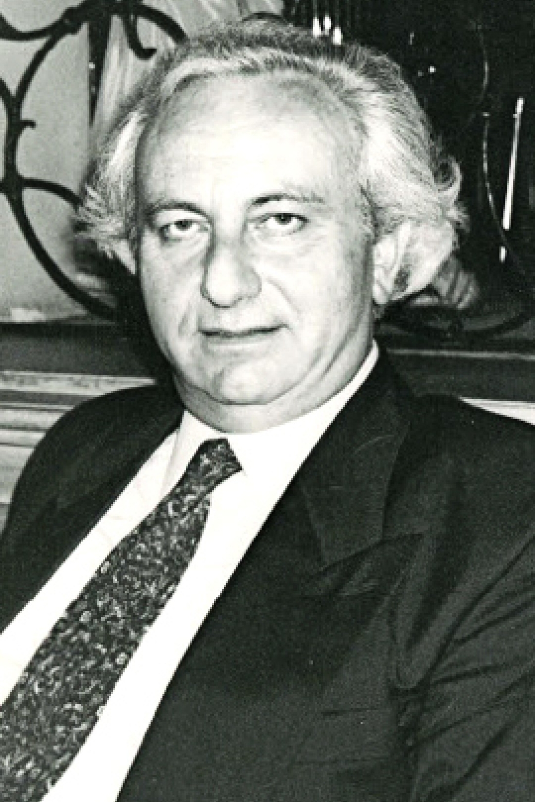 &Omicron; &Pi;&alpha;&nu;&alpha;&gamma;&iota;ώ&tau;&eta;&sigmaf; &Kappa;&omicron;&nu;&delta;ύ&lambda;&eta;&sigmaf;. &Iota;&delta;&iota;&alpha;ί&tau;&epsilon;&rho;&eta;&sigmaf; &sigma;&eta;&mu;&alpha;&sigma;ί&alpha;&sigmaf; ή&tau;&alpha;&nu; &eta; &epsilon;&kappa; &mu;έ&rho;&omicron;&upsilon;&sigmaf; &tau;&omicron;&upsilon; &sigma;&chi;&epsilon;&delta;ί&alpha;&sigma;&eta; &kappa;&alpha;&iota; &upsilon;&lambda;&omicron;&pi;&omicron;ί&eta;&sigma;&eta; &epsilon;&nu;ό&sigmaf; &epsilon;&upsilon;&rho;έ&omicron;&sigmaf; &mu;&epsilon;&tau;&alpha;&phi;&rho;&alpha;&sigma;&tau;&iota;&kappa;&omicron;ύ &pi;&rho;&omicron;&gamma;&rho;ά&mu;&mu;&alpha;&tau;&omicron;&sigmaf;, &tau;&omicron; &omicron;&pi;&omicron;ί&omicron; &sigma;&tau;&epsilon;&gamma;ά&sigma;&tau;&eta;&kappa;&epsilon; &sigma;&tau;&eta; &laquo;&Phi;&iota;&lambda;&omicron;&sigma;&omicron;&phi;&iota;&kappa;ή &kappa;&alpha;&iota; &pi;&omicron;&lambda;&iota;&tau;&iota;&kappa;ή &beta;&iota;&beta;&lambda;&iota;&omicron;&theta;ή&kappa;&eta;&raquo; &tau;&omega;&nu; &epsilon;&kappa;&delta;ό&sigma;&epsilon;&omega;&nu; &Gamma;&nu;ώ&sigma;&eta;: &alpha;&pi;ό &tau;&omicron; 1983 έ&omega;&sigmaf; &pi;&epsilon;&rho;ί&pi;&omicron;&upsilon; &tau;&omicron; 2000 &epsilon;&kappa;&delta;ό&theta;&eta;&kappa;&alpha;&nu; &sigma;&upsilon;&nu;&omicron;&lambda;&iota;&kappa;ά 59 &tau;ό&mu;&omicron;&iota; &alpha;&upsilon;&tau;ή&sigmaf; &tau;&eta;&sigmaf; &sigma;&epsilon;&iota;&rho;ά&sigmaf;.  