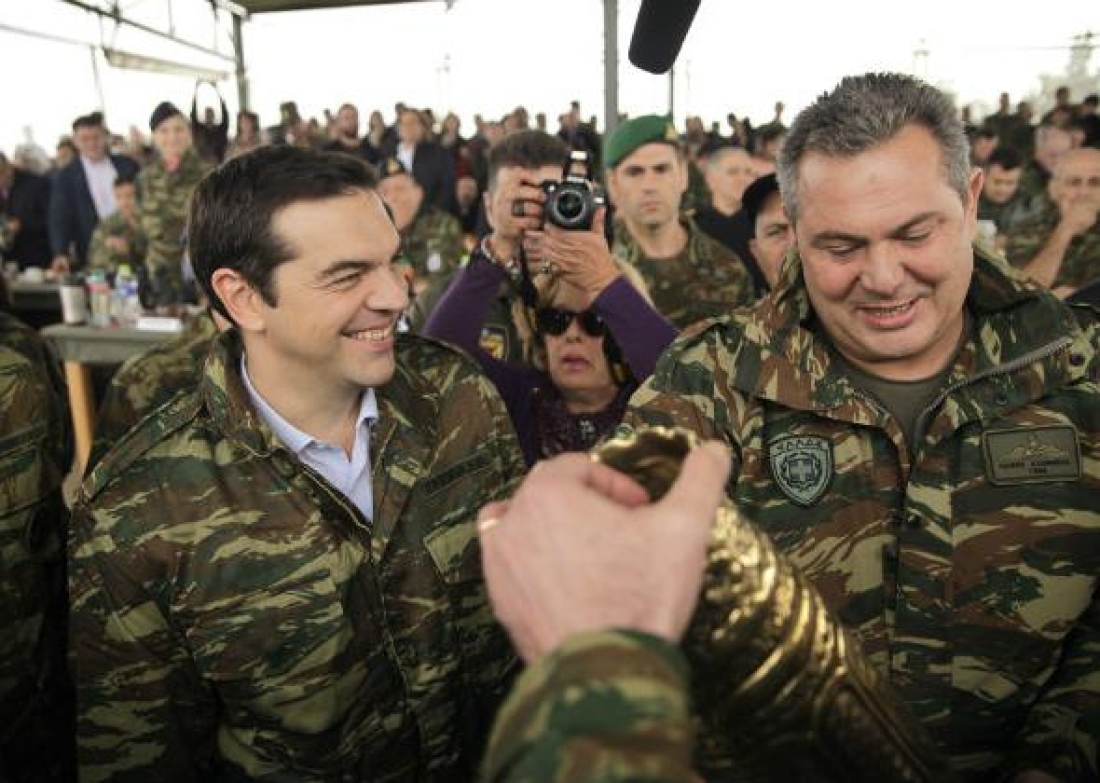 Ο τέως πρωθυπουργός Αλέξης Τσίπρας (δεξιά) και ο υπουργός Αμύνης των κυβερνήσεών του Πάνος Καμμένος, σε στρατιωτικά γυμνάσια, με στολή παραλλαγής. 