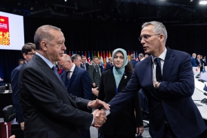30 Iουνίου 2022, Μαδρίτη, σύνοδος κορυφής του ΝΑΤΟ. Ο τούρκος πρόεδρος Ταγίπ Ερντογάν (αριστερά) με τον γενικό γραμματέα της συμμαχίας Γενς Στόλτενμπεργκ. Γενικώς, ο τούρκος πρόεδρος υπήρξε τυπικός εντός των ορίων του ΝΑΤΟ και δεν αναφέρθηκε ούτε στην Ελλάδα ούτε στο Αιγαίο. Αλλ&#039; όταν επέστρεψε στην Τουρκία, κάλεσε τους Έλληνες να καταψηφίσουν τον πρωθυπουργό Κυριάκο Μητσοτάκη.