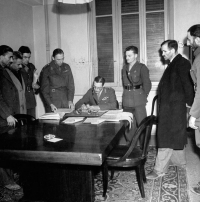 &Alpha;&theta;ή&nu;&alpha;, 11 &Iota;&alpha;&nu;&omicron;&upsilon;&alpha;&rho;ί&omicron;&upsilon; 1945. H &sigma;&tau;&iota;&gamma;&mu;ή &tau;&eta;&sigmaf; &upsilon;&pi;&omicron;&gamma;&rho;&alpha;&phi;ή&sigmaf; &tau;&eta;&sigmaf; &alpha;&nu;&alpha;&kappa;&omega;&chi;ή&sigmaf;, &alpha;&nu;ά&mu;&epsilon;&sigma;&alpha; &sigma;&tau;&alpha; &beta;&rho;&epsilon;&tau;&alpha;&nu;&iota;&kappa;ά &sigma;&tau;&rho;&alpha;&tau;&epsilon;ύ&mu;&alpha;&tau;&alpha; &kappa;&alpha;&iota; &sigma;&tau;&omicron;&nu; &epsilon;&Lambda;&Alpha;&Sigma;. &Omicron; &delta;&iota;&omicron;&iota;&kappa;&eta;&tau;ή&sigmaf; &tau;&omega;&nu; &beta;&rho;&epsilon;&tau;&alpha;&nu;&iota;&kappa;ώ&nu; &delta;&upsilon;&nu;ά&mu;&epsilon;&omega;&nu;, &alpha;&nu;&tau;&iota;&sigma;&tau;&rho;ά&tau;&eta;&gamma;&omicron;&sigmaf; &rho;ό&nu;&alpha;&lambda;&nu;&tau; &Sigma;&kappa;ό&mu;&pi;&upsilon; (&kappa;&alpha;&theta;&iota;&sigma;&tau;ό&sigmaf;), &upsilon;&pi;&omicron;&gamma;&rho;ά&phi;&epsilon;&iota; &upsilon;&pi;ό &tau;&omicron; &beta;&lambda;έ&mu;&mu;&alpha; &tau;&omicron;&upsilon; &Chi;&iota;&omicron;&upsilon; &Mu;&alpha;ϊ&nu;&gamma;&omicron;&upsilon;έ&rho;&iota;&gamma;&kappa; (ό&rho;&theta;&iota;&omicron;&sigmaf;). &Delta;&iota;&alpha;&kappa;&rho;ί&nu;&omicron;&nu;&tau;&alpha;&iota; &alpha;&kappa;ό&mu;&alpha; &omicron; &sigma;&upsilon;&nu;&tau;&alpha;&gamma;&mu;&alpha;&tau;ά&rho;&chi;&eta;&sigmaf; &tau;&omicron;&upsilon; &epsilon;&Lambda;&Alpha;&Sigma; &Theta;&epsilon;ό&delta;&omega;&rho;&omicron;&sigmaf; &Mu;&alpha;&kappa;&rho;ί&delta;&eta;&sigmaf; (Έ&kappa;&tau;&omicron;&rho;&alpha;&sigmaf;) &kappa;&alpha;&iota; &omicron;&iota; &alpha;&nu;&tau;&iota;&pi;&rho;ό&sigma;&omega;&pi;&omicron;&iota; &tau;&omicron;&upsilon; &Epsilon;&Alpha;&Mu; &Gamma;&iota;ά&nu;&nu;&eta;&sigmaf; &Zeta;έ&beta;&gamma;&omicron;&sigmaf; (&Tau;&alpha;&lambda;&alpha;&gamma;ά&nu;&eta;&sigmaf;), &Delta;&eta;&mu;ή&tau;&rho;&eta;&sigmaf; &Pi;&alpha;&rho;&tau;&sigma;&alpha;&lambda;ί&delta;&eta;&sigmaf; &kappa;&alpha;&iota; &Alpha;&theta;&alpha;&nu;ά&sigma;&iota;&omicron;&sigmaf; (&Theta;ά&nu;&alpha;&sigmaf;) &Alpha;&theta;&eta;&nu;έ&lambda;&eta;&sigmaf;. &Eta; &phi;&omega;&tau;&omicron;&gamma;&rho;&alpha;&phi;ί&alpha; &epsilon;ί&nu;&alpha;&iota; &tau;&omicron;&upsilon; Dmitri Kessel, &alpha;&pi;ό &tau;&omicron; &lambda;&epsilon;ύ&kappa;&omega;&mu;&alpha; Dmitri Kessel, &Epsilon;&lambda;&lambda;ά&delta;&alpha; &tau;&omicron;&upsilon; &rsquo;44, &epsilon;&kappa;&delta;. Ά&mu;&mu;&omicron;&sigmaf;. 
